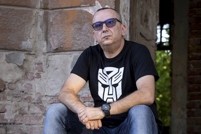 Miki Radojević, frontmen legendarnih bendova Six Pack i Čovek bez sluha objavio prvi solo album “Na kraju skitanja”