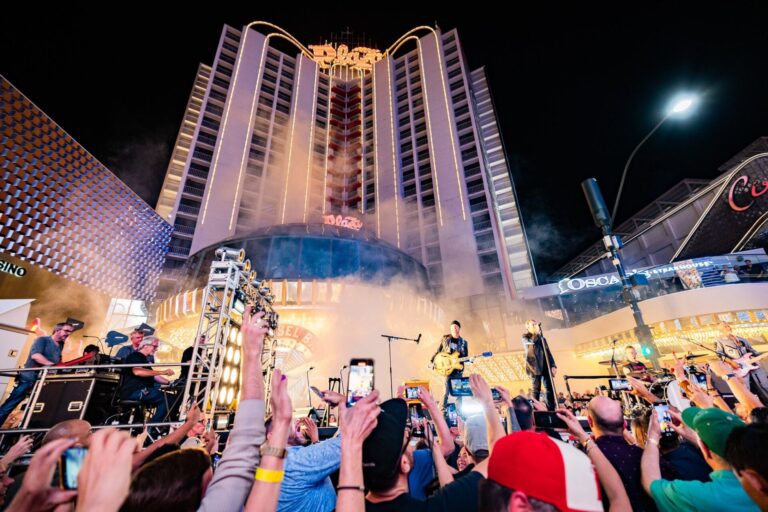 U2 snimili spot za novi singl “Atomic City” u centru Vegasa, gde 29. septembra započinju seriju od 25 koncerata