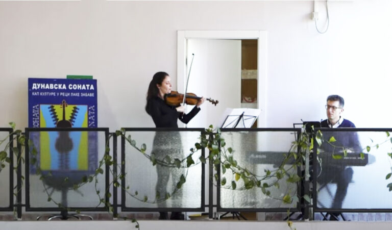 Kad autobuska stanica postane koncertna dvorana… “Dunavska sonata” iznenadila putnike u Novom Sadu