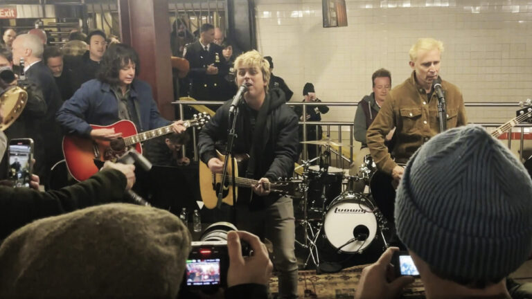 Prerušeni Džimi Felon i Green Day napravili rok žurku na stanici metroa u Njujorku…