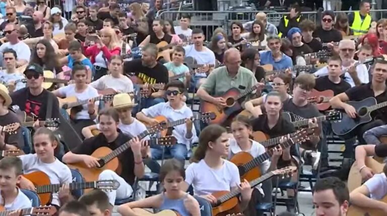 Na sat vremena Beograd je bio najrokerskiji grad na svetu… 1.000 gitara na Trgu republike, slika koja se ne zaboravlja