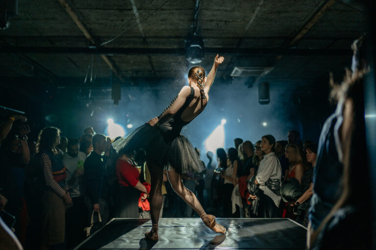Održana svetska premijera baleta “Sirenin klub” u prepunom Dorćol Platzu, repriza večeras…