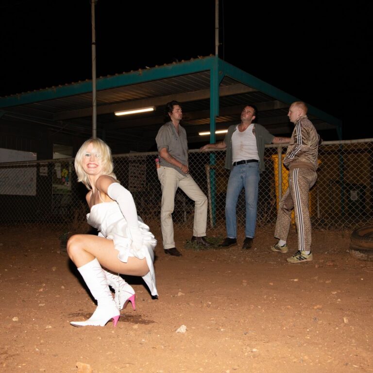 Amyl and The Sniffers objavili singl “U Should Not Be Doing That”, sarkastičnu kritiku “gunđavih matoraca”…