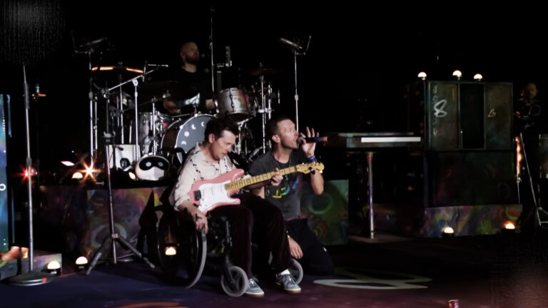 Coldplay, kapa dole… Na scenu izveli Majkla Džej Foksa, pa zajedno otprašili “Fix You”