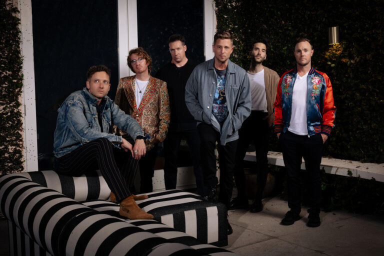 OneRepublic objavili album “Artificial Paradise (Super Deluxe)”…