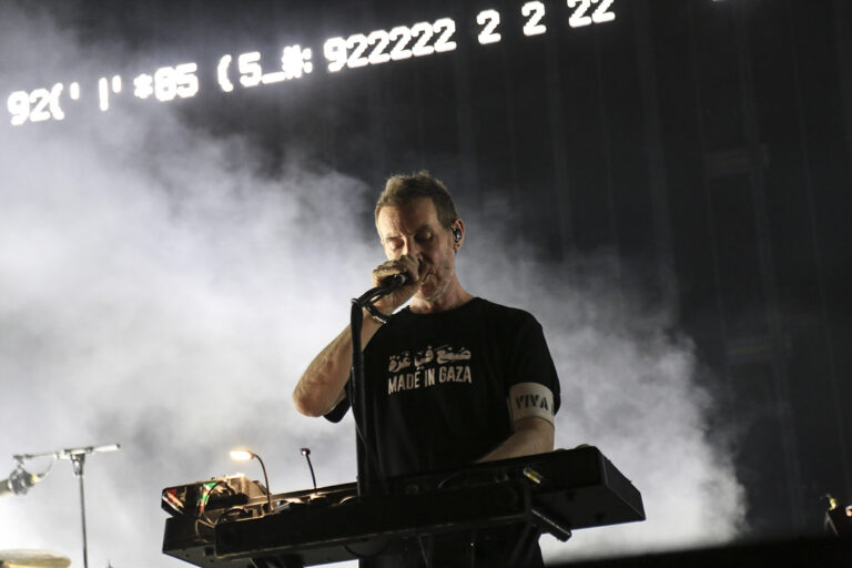 Massive Attack pod istragom zbog palestinske zastave na koncertu i poruke “Free Palestine”…