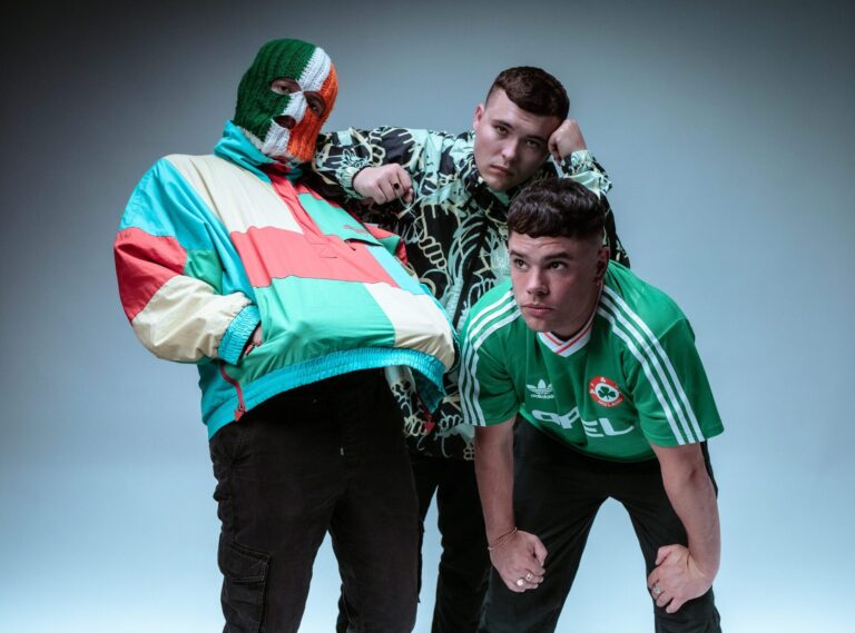 Irska grupa Kneecap podelila Britaniju… Oglasio se i premijer, ne želi da ih vidi na festivalu Glastonbury