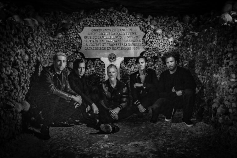 Queens of the Stone Age objavili “Alive In the Catacombs” i prateći dokumentarac “Alive in Paris and Before”