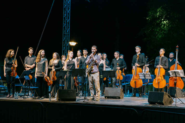 Džez kvartet Schime i kamerni orkestar Muzikon zajedno odsvirali “Protestnu notu” u Botaničkoj bašti
