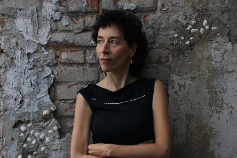 “Veronika – Dalje od horizonta”… Monodramski rok recital kantautorke Veronike 9. jula u KC Grad