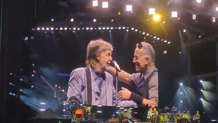 Trenutak za pamćenje… Pogledajte kako Pol Makartni i Brus Springstin zajedno pevaju “Can’t Buy Me Love”