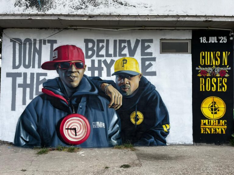 Na Dušanovcu osvanuo mural kultne grupe Public Enemy, uoči koncerta na kojem dele binu s Guns N’ Roses