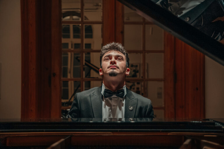 Mladi pijanista Matija Matejić nastupio pred punom salom Italijanskog instituta za kulturu