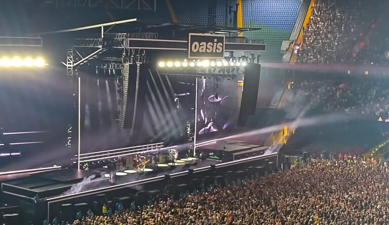 Oasis se vratio posle 16 godina pauze… U Kardifu se pevalo kao nekad, Galageri se (još) nisu posvađali