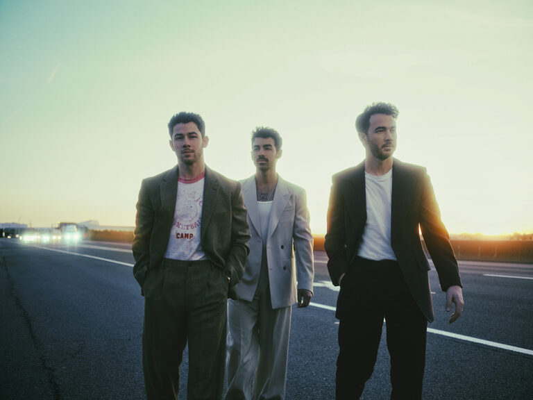 Jonas Brothers objavili dugo očekivani album “Greetings From Your Hometown”