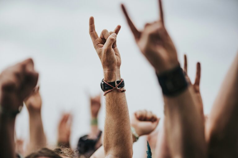 Zagonetka porekla heavy metal “đavoljih rogova”: Ne pokazujte ih ako niste na koncertu, jer…