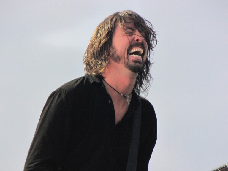Foo Fighters prvi put svirali sa novim bubnjarom Ilanom Rubinom na iznenadnom koncertu, Grol ga predstavio uz sočnu psovku…