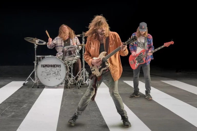 Pevač benda The Lemonheads doživeo nervni slom na bini u Zagrebu, razbio klavijature i napustio koncert… pogledajte snimak