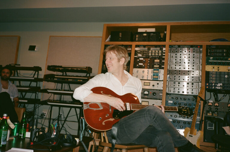 Spoon se vraćaju sa dve nove pesme “Chateau Blues” i “Guess I’m Fallin In Love” i kreću na turneju sa The Pixies
