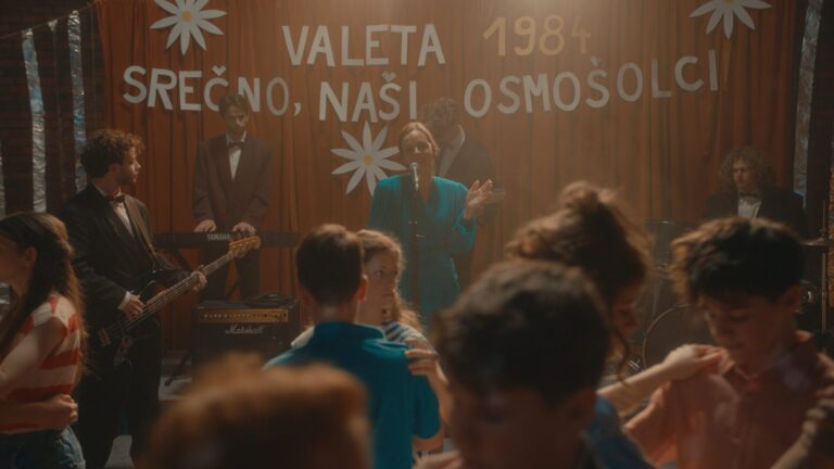 Nova verzija legendarne pesme ex-YU grupe Pepel in kri najavljuje regionalni filmski hit “Belo se pere na devedeset” sa Anicom Dobrom