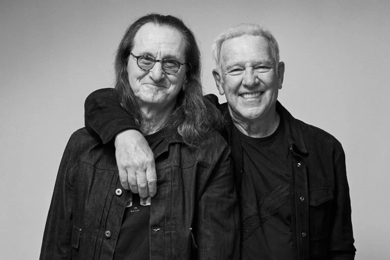 Rush se vraća svetskom turnejom Fifty Something, nemačka bubnjarka Anika Niles umesto legendarnog Nila Perta