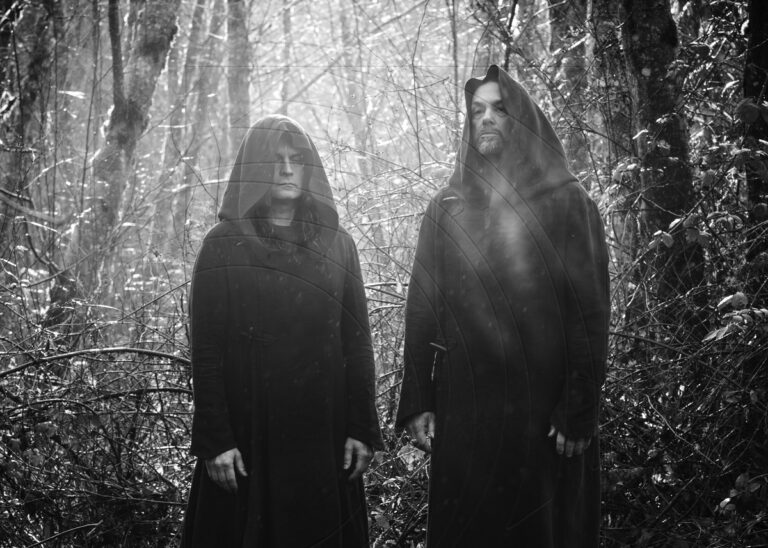 Iz dubokog undegrounda stižu u naš univerzum… sunn O))) objavili maksi singl “Eternity’s Pillars”, a u Beogradu su 22. oktobra