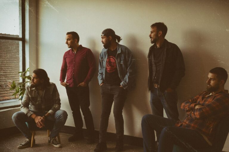 Šta smo ono želeli da budemo kad porastemo… Bend Trnje i Kamenje predstavio video singl “Ptice”