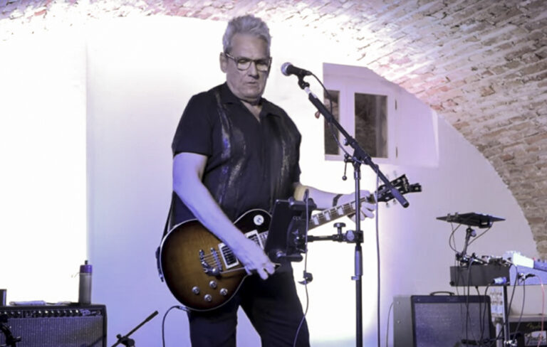 Lider kultnog post-punk benda Tuxedomoon održao koncert u Vladičanskom dvoru u Pakracu… a sve je “maslo” vladike Jovana