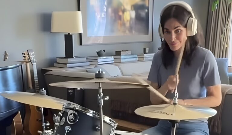 Kad Kortni Koks svira Nirvanu: Monika iz “Prijatelja” sela za bubnjeve, a onda je krenula “Smells Like Teen Spirit”…