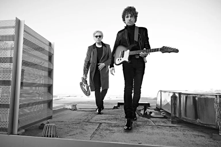 Vreme je za povratak gitarske muzike… The Kooks slave 20 godina i kreću na najveću turneju u karijeri