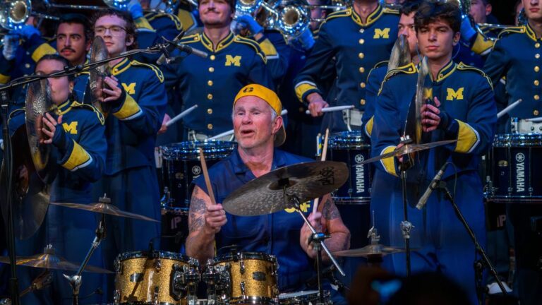 To je faca… Bubnjar benda Red Hot Chili Peppers formirao stipendiju za talentovane studente bez love