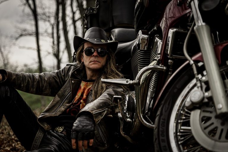 … o životu, ljubavi i smrti… Objavljen prvi album Branislava Šarca