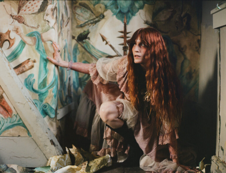 Mistična kolekcija pesama objavljena na Noć veštica: Florence + the Machine otvaraju novo poglavlje uz album “Everybody Scream”