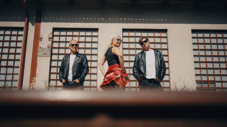 Heidi šeće psa u nesvakidašnjem izdanju… Fanovima synth-popa osamdesetih će se svideti