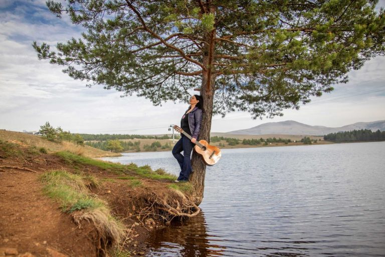 Ksenija Kuljača objavila spot za pesmu “Na kolenima sam” s novog albuma “Igre gladnih ljubavi”…