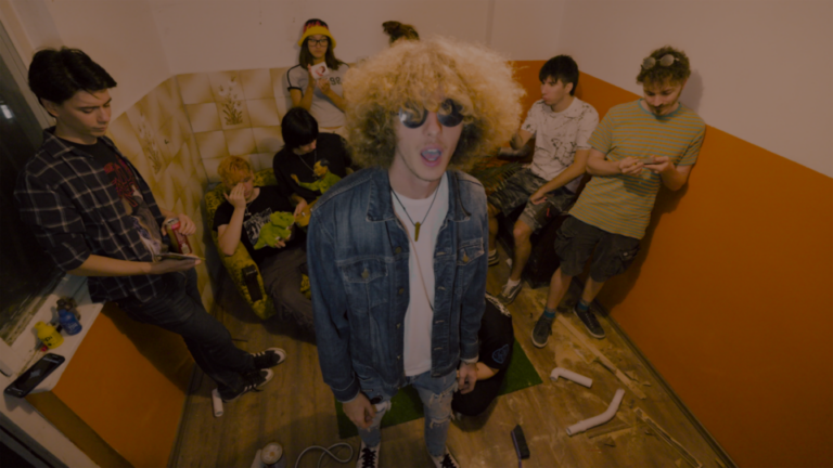 Pokle s bendom pokrenuo “Revoluciju”, pank rok singl kojim najavljuje novi album