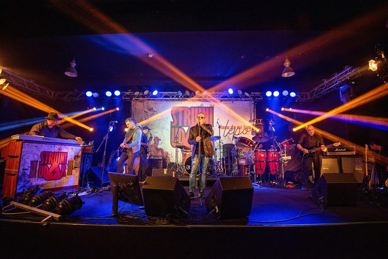 Grupa Strujni udar promovisala novi album “Hoću da mi bude lepo” uz svirku u prepunoj Amerikani