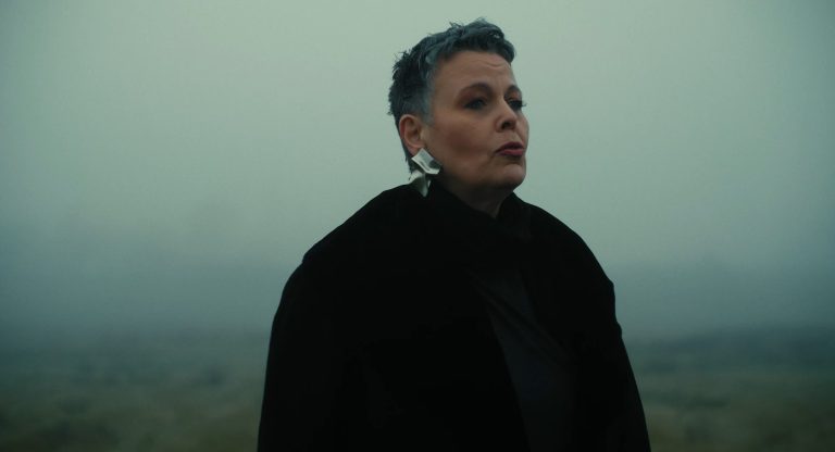 Oda slobodi snimljena u magičnoj jesenjoj izmaglici… Valerija Nikolovska objavila spot za pesmu “Loved and Joyful”