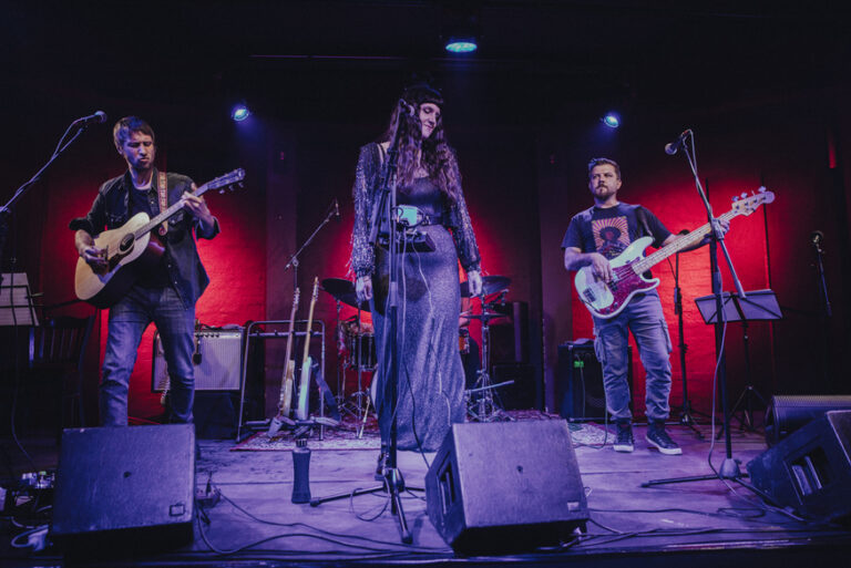 Simbol nade i novog početka… Beverly Brooks objavili treći studijski album “Sutra”