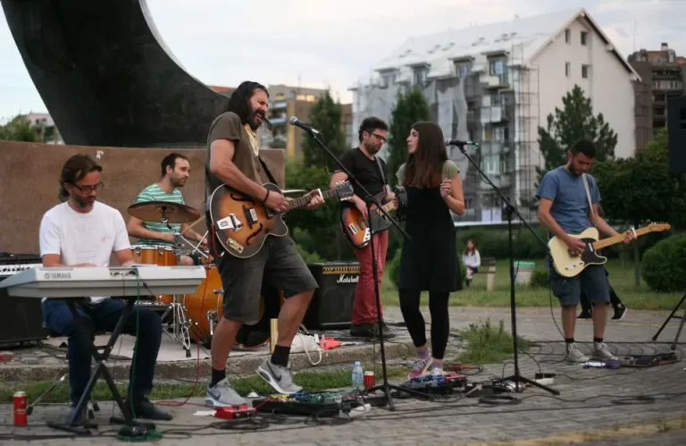 Posvećeno svima koji pate od Sindroma Hroničnog Umora… Wooden Ambulance singlom “Let’s Try” najavili album “Backslides”