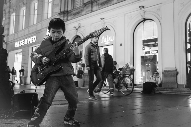 EKSKLUZIVNO Headliner u poseti Luki Yizeu, osmogodišnjaku koji “kida” gitaru u Knezu: Mali čarobnjak koji “sve može”