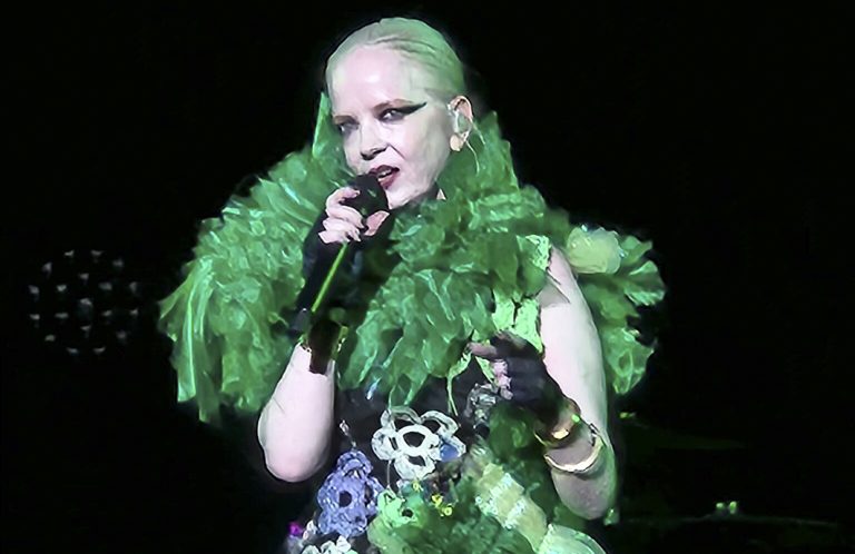 Širli Menson “naduvala” fana zbog lopte za plažu na koncertu Garbage… i nema nameru da se izvini