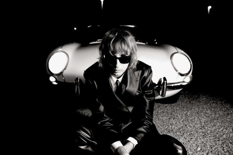 Još jedan član Måneskina krenuo solo… Tomas Rađi objavio album “Masquerade”, uz pomoć stvarno moćne ekipe muzičara