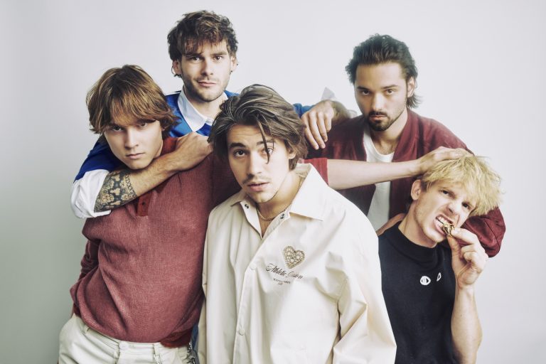 Joker Out u novom video spotu “Supersonic” pozivaju u budućnost u kojoj se ljubav prenosi kablovima