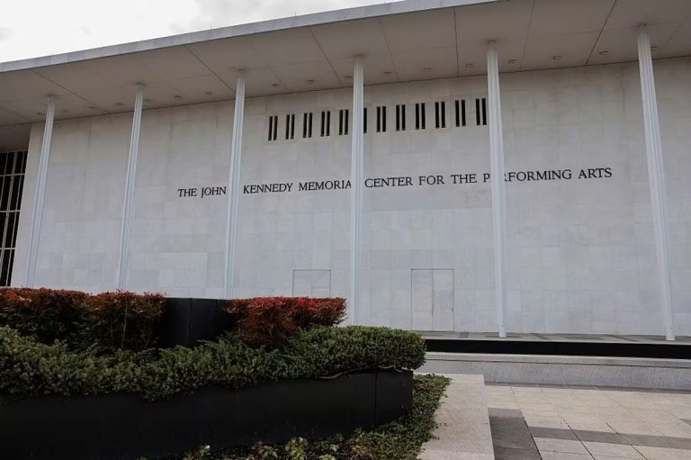 Otkazan tradicionalni božićni džez koncert u Kennedy Centru pošto je Tramp – dodao svoje ime toj instituciji