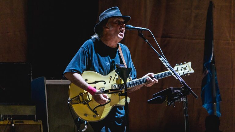 Antitrampovac za sve pare… Nil Jang deli svoju muziku besplatno stanovnicima Grenlanda