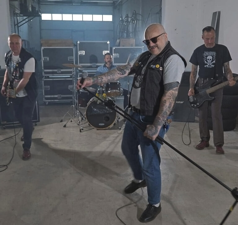 Sikk objavio prazničnu mamurnu baladu “(Not So) Silent Night”