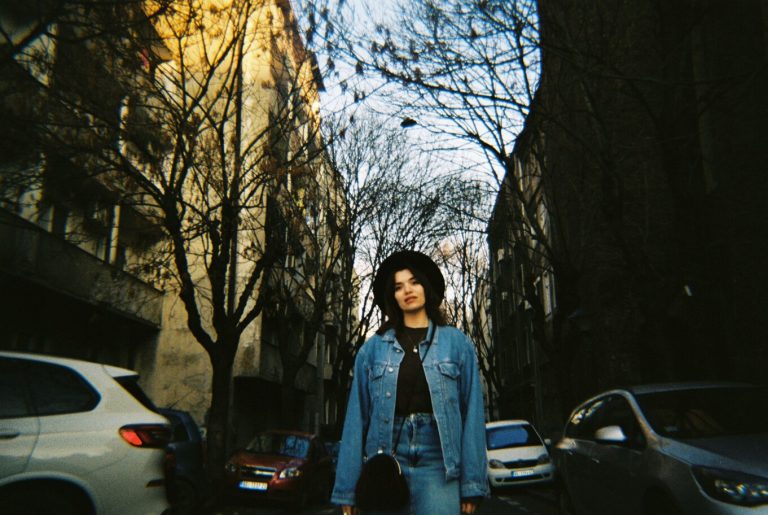 Dea Džanković objavila video singl “Nedelja”… Oda nedelji, Beogradu i tihim nostalgijama