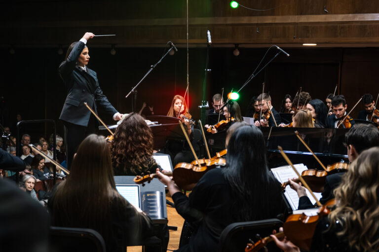 Ledeni dan i muzika koja greje dušu… Održan Božićni koncert u prepunoj Velikoj dvorani Kolarčeve zadužbine