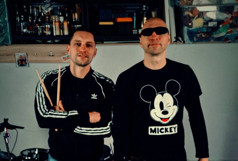 Ne voli me tvoja mama… žale se Madresi u novoj pesmi